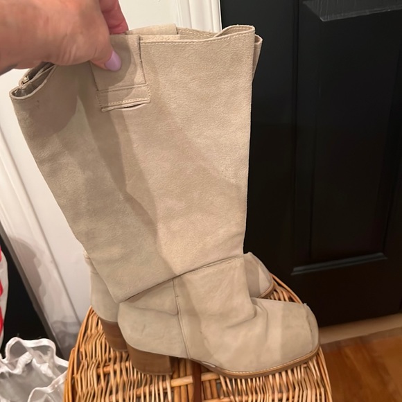 Over the knee beige suede Shelly's boots perfect for your fall look - Picture 1 of 4